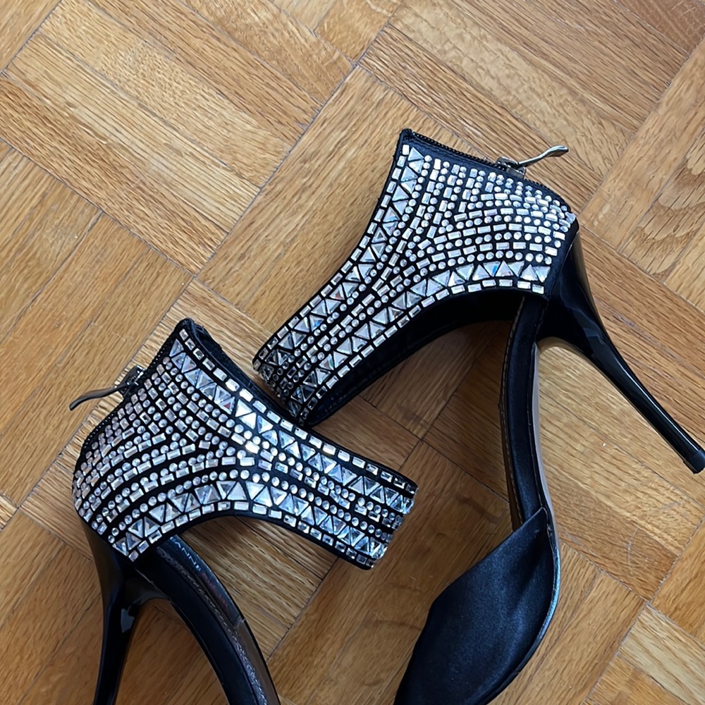 Brand new size 7 womens heel